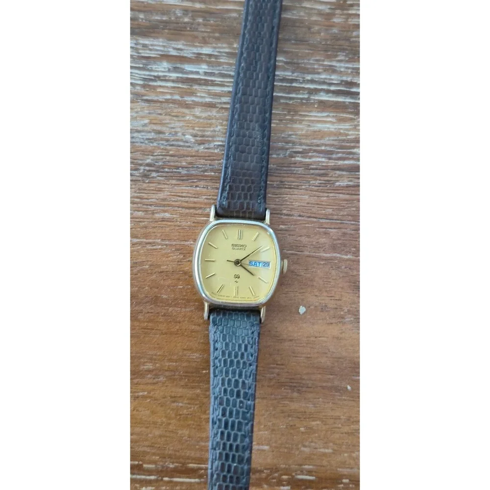 Seiko SQ Quartz Watch Womens Small Brown Gold Tone Day Date Vintage Classic
